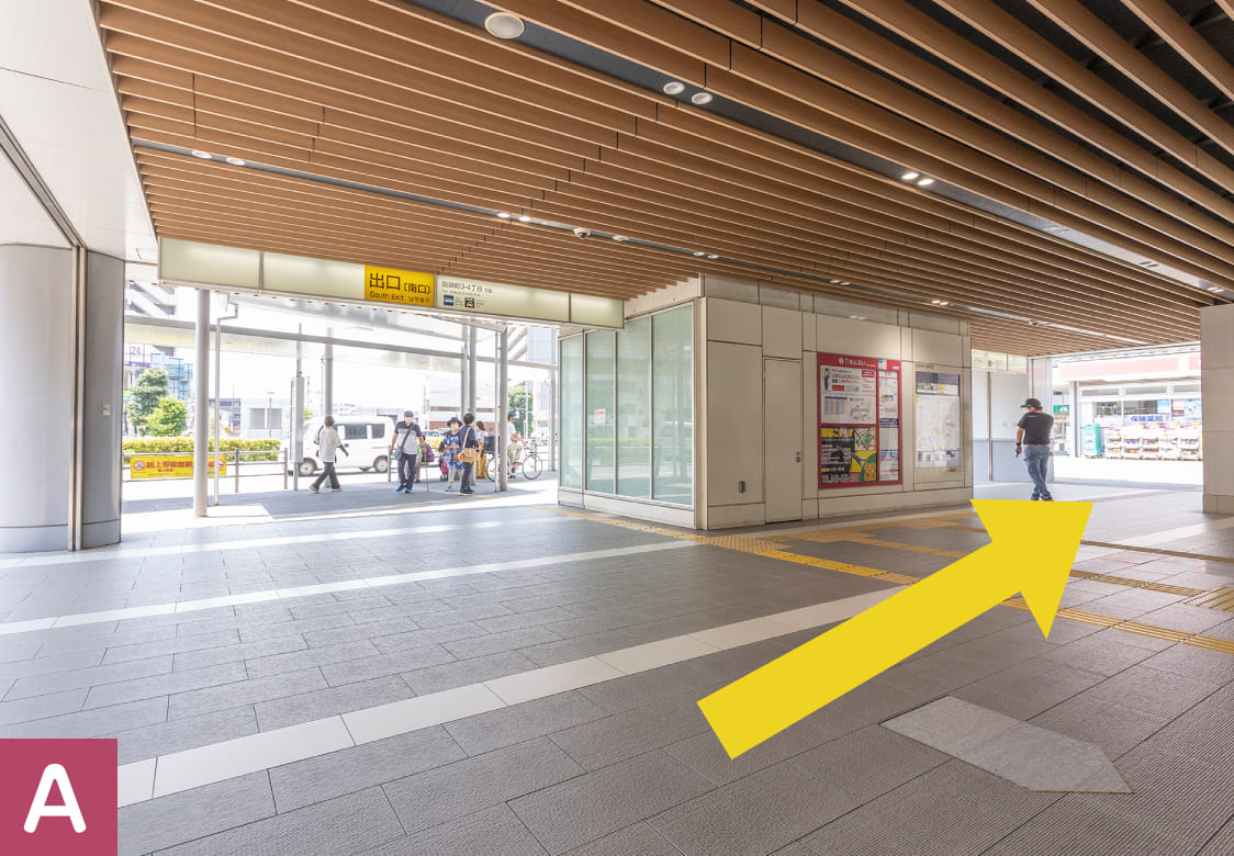 国領駅の改札を出たところ。黄色い矢印が右奥を指しています。