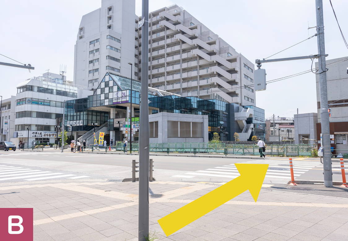 駅前のロータリーを通り過ぎた先にある横断歩道