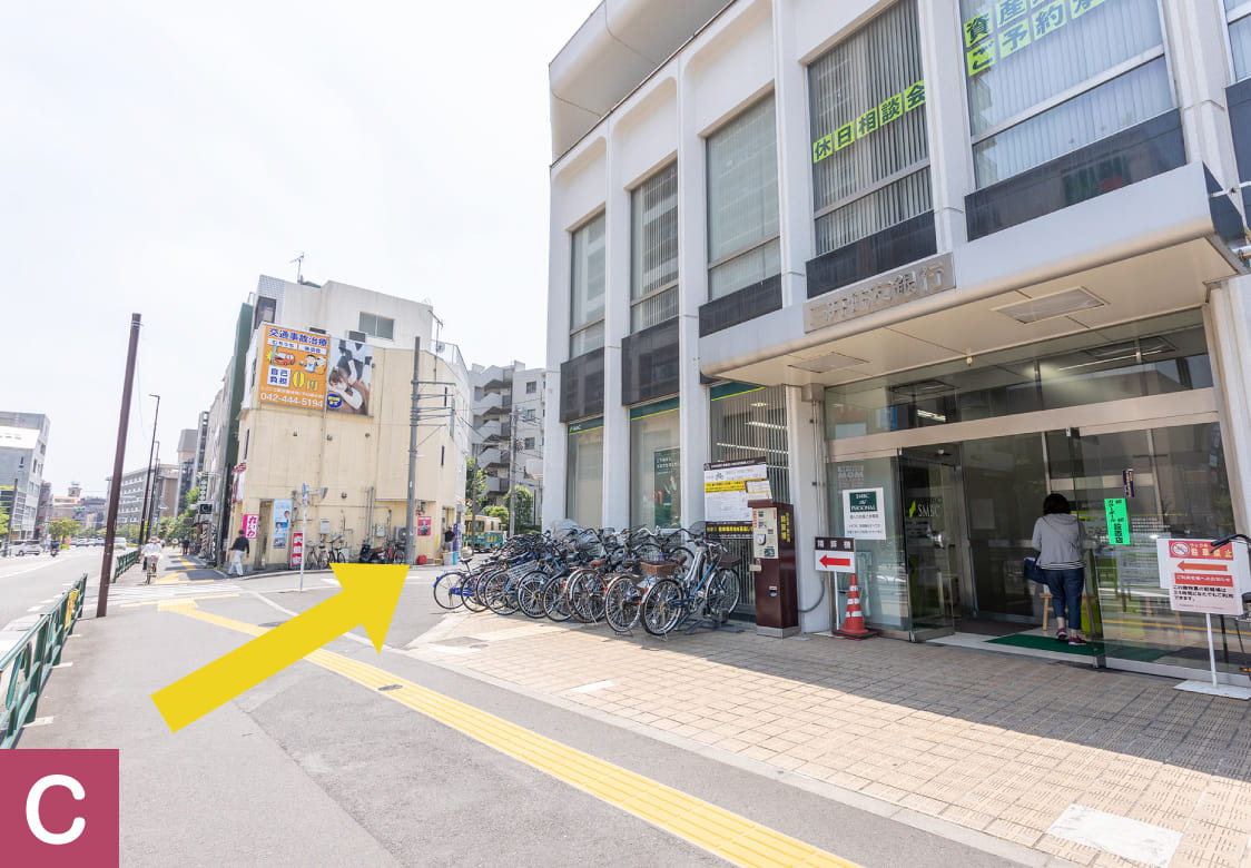 三井住友銀行とラーメン屋“武蔵家”の間の道