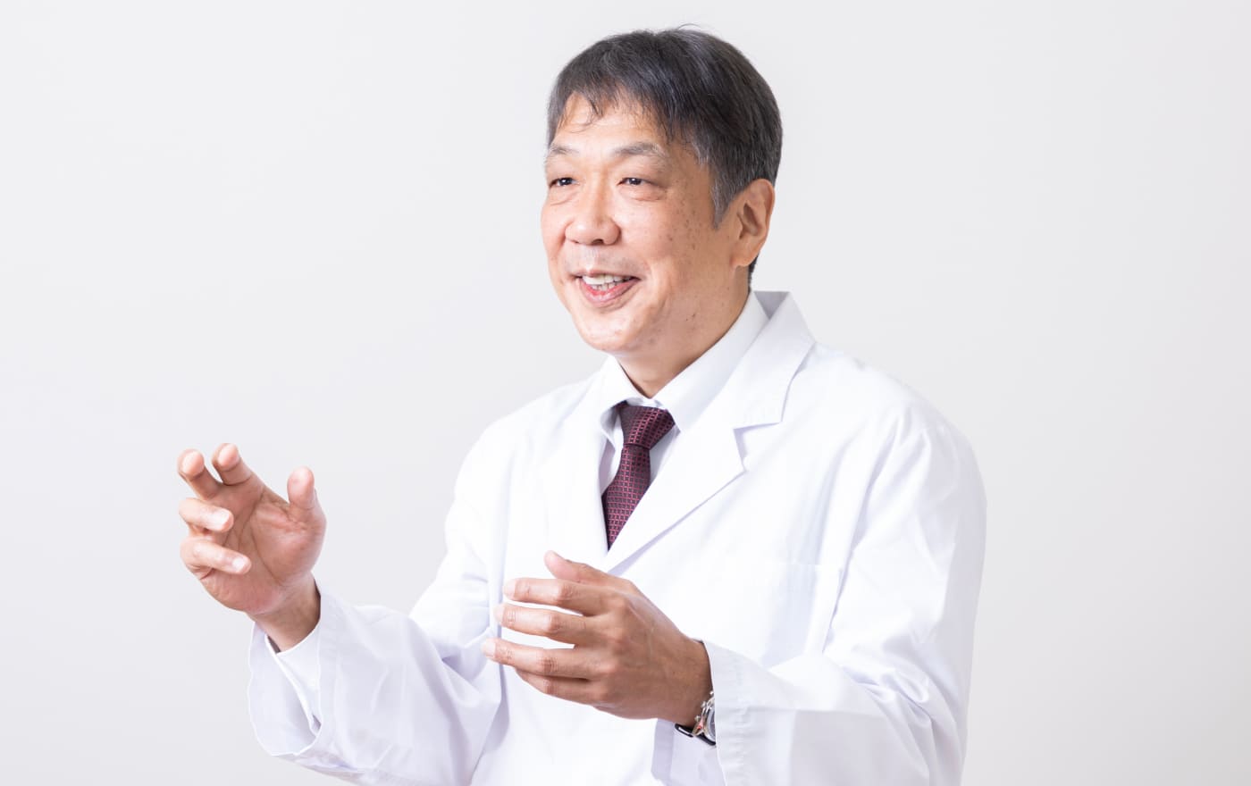 診察する院長 清水 敬修