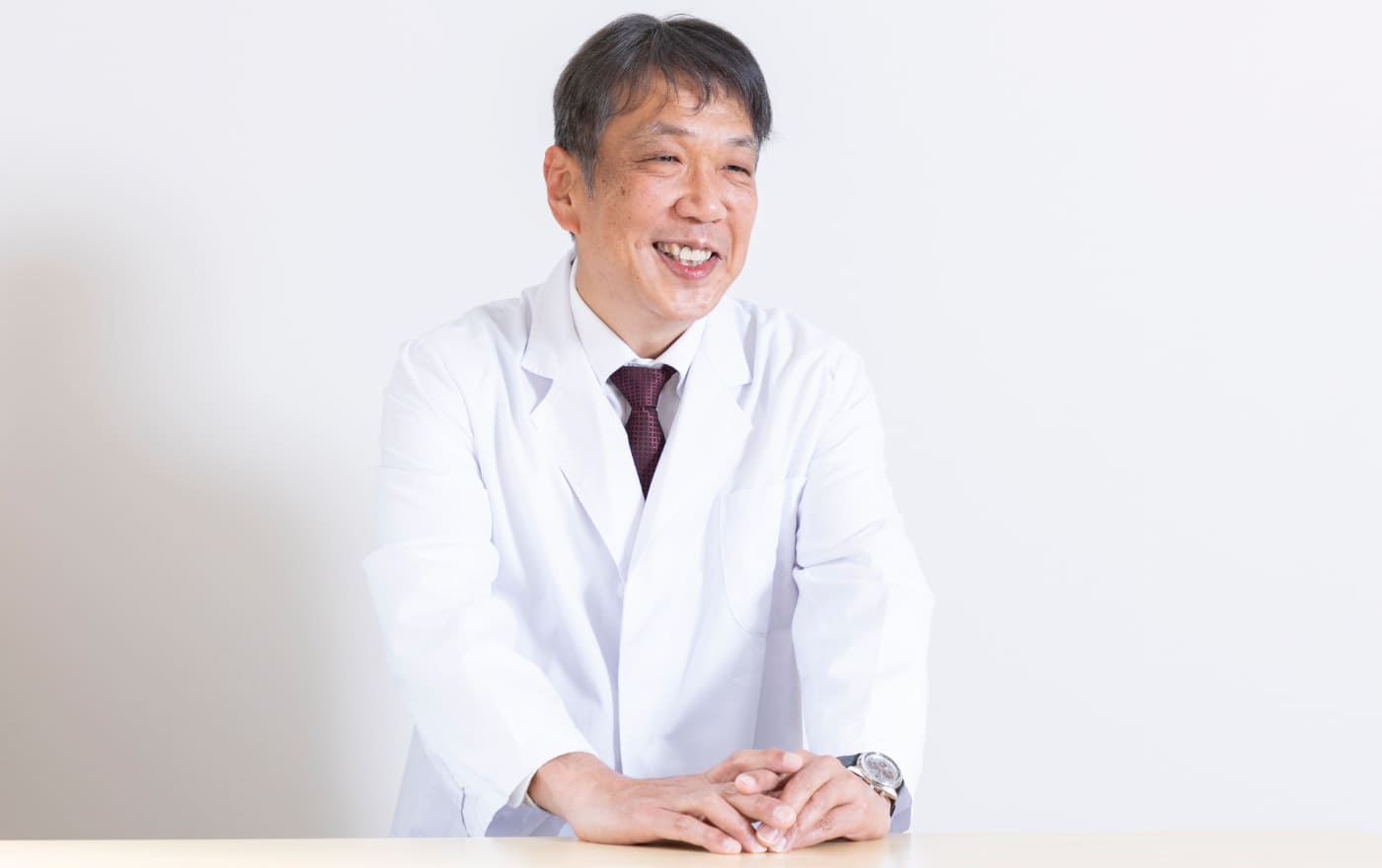 診察室で説明する院長 清水 敬修