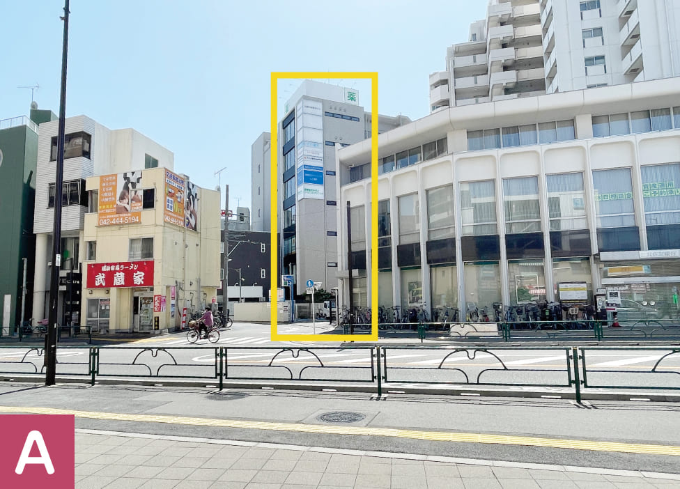 都道11号の向かい側。ラーメン屋“武蔵家”と三井住友銀行の間にある道が、黄色い枠で示されています。