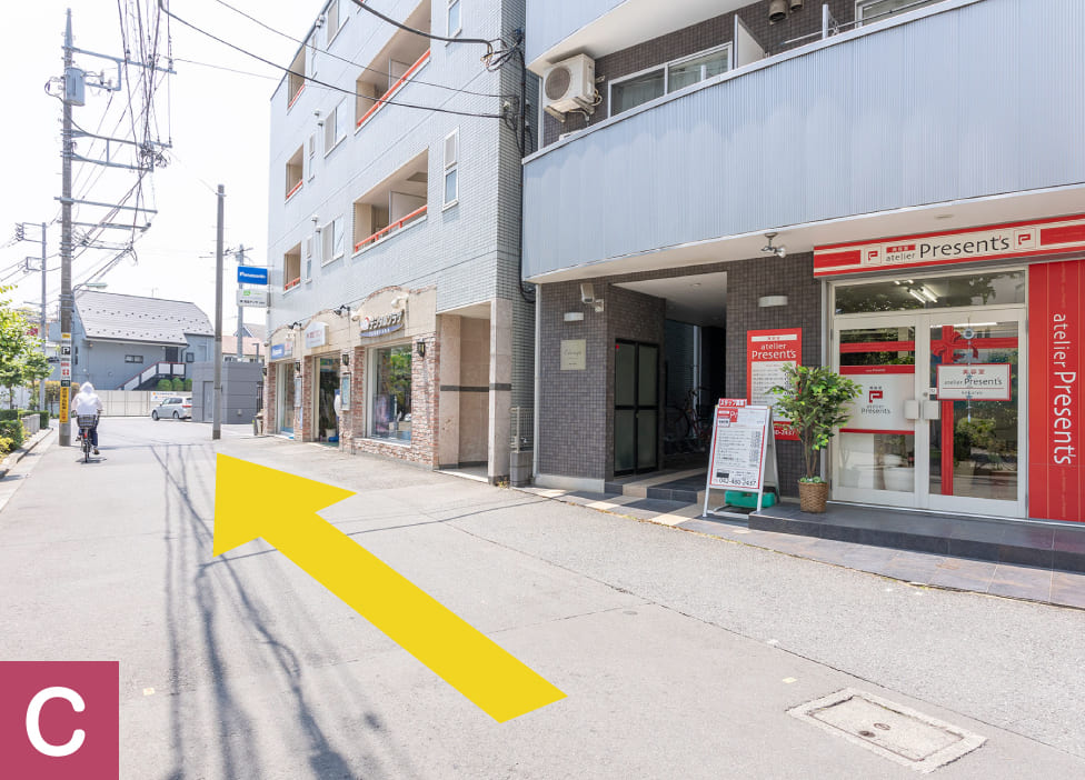 道なりに進んだところ。黄色い矢印が、そのまま直進する向きを示しています。