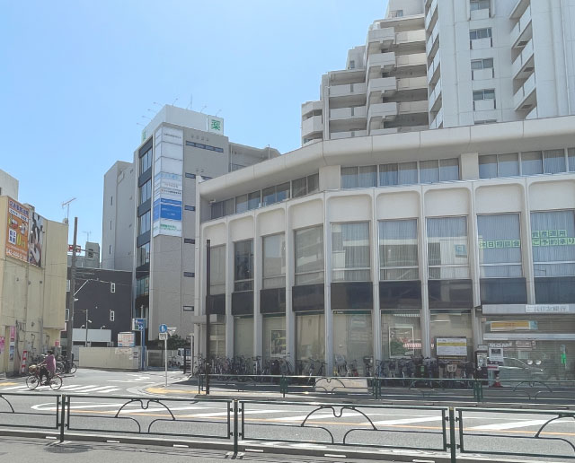 国領駅前の様子
